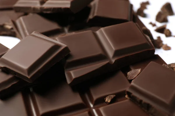 Кусочки Вкусного Темного Шоколада Белом Фоне Крупным Планом — стоковое фото