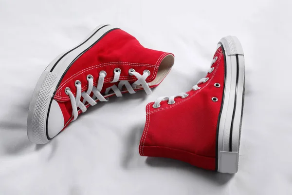 Beyaz Kumaşta Yeni Bir Çift Şık Kırmızı Spor Ayakkabı — Stok fotoğraf
