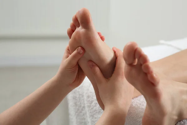 Kobieta Otrzymująca Masaż Stóp Salonie Spa Zbliżenie — Zdjęcie stockowe