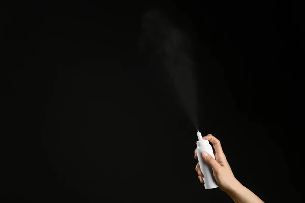 Burun Tıkanıklığı Kadın Şişeden Siyah Arka Planda Ilaç Püskürtüyor Metin — Stok fotoğraf