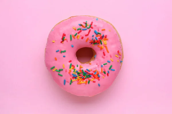 Вкусный Пончик Глазурью Украшенный Брызгами Розовом Фоне Вид Сверху — стоковое фото