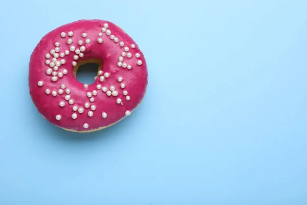 Leckere Glasierte Donut Mit Streusel Auf Hellblauem Hintergrund Verziert Ansicht — Stockfoto
