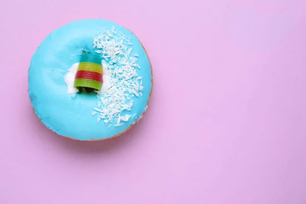 Lecker Glasierter Donut Mit Kokosraspeln Und Regenbogenbonbons Auf Violettem Hintergrund — Stockfoto