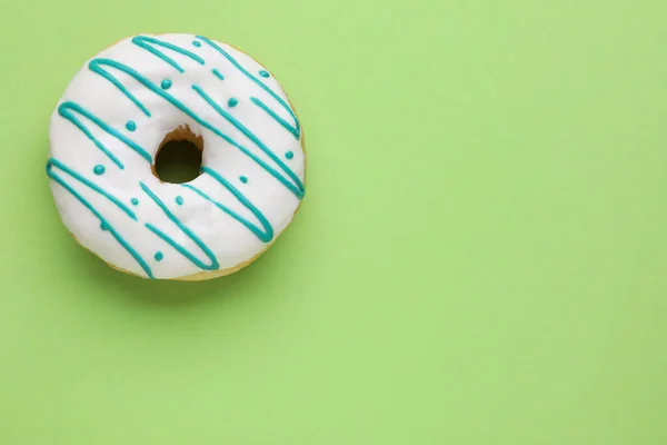 Lecker Glasierter Donut Auf Grünem Hintergrund Draufsicht Raum Für Text — Stockfoto