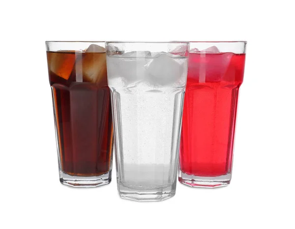Bicchieri Diversa Acqua Soda Rinfrescante Con Cubetti Ghiaccio Isolati Bianco — Foto Stock