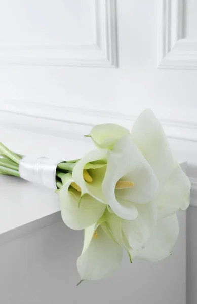 Hermosas Flores Lirio Calla Atadas Con Cinta Mesa Blanca —  Fotos de Stock