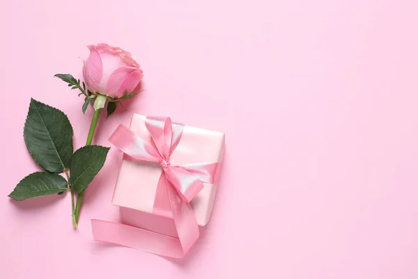 Подарункова Коробка Красива Квітка Троянди Рожевому Тлі Плоска Лежа Простір — стокове фото
