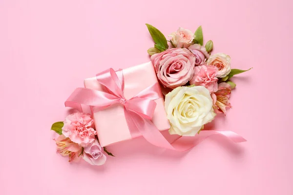 Caixa Presente Belas Flores Fundo Rosa Flat Lay — Fotografia de Stock