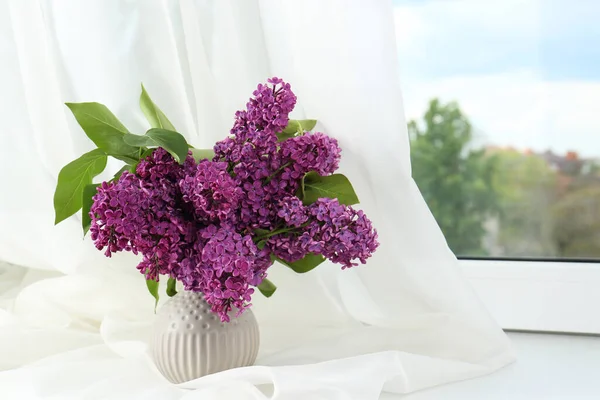 窓ガラスの花瓶の美しいライラックの花 — ストック写真