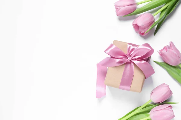 Kotak Hadiah Yang Indah Dan Tulip Latar Belakang Putih Berbaring — Stok Foto