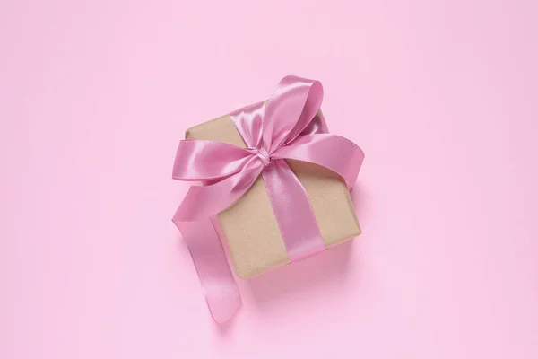 Mooie Geschenkdoos Met Strikje Roze Achtergrond Bovenaanzicht — Stockfoto