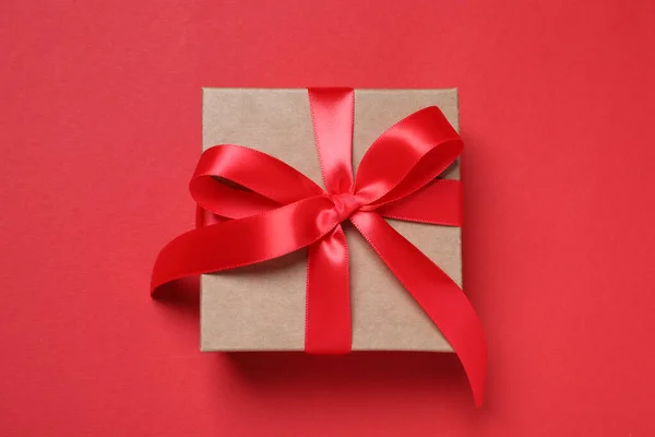 Beautiful Gift Box Bow Red Background Top View — Stock Photo, Image