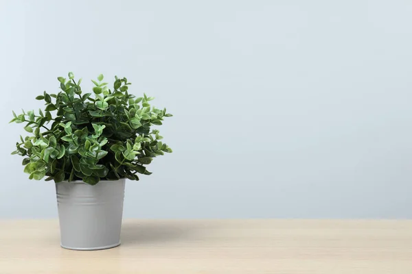 Vacker Konstgjord Växt Blomkruka Träbord Mot Ljusgrå Bakgrund Utrymme För — Stockfoto