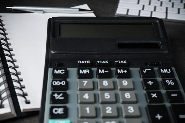 Калькулятор Блокнот Ручка Чорному Столі Крупним Планом — стокове фото