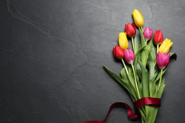 Красиві Барвисті Квіти Тюльпанів Стрічка Чорному Столі Плоска Простір Тексту — стокове фото