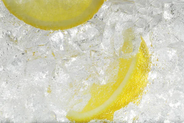 Saftige Zitronenscheiben Und Eiswürfel Sodawasser Vor Weißem Hintergrund Nahaufnahme — Stockfoto