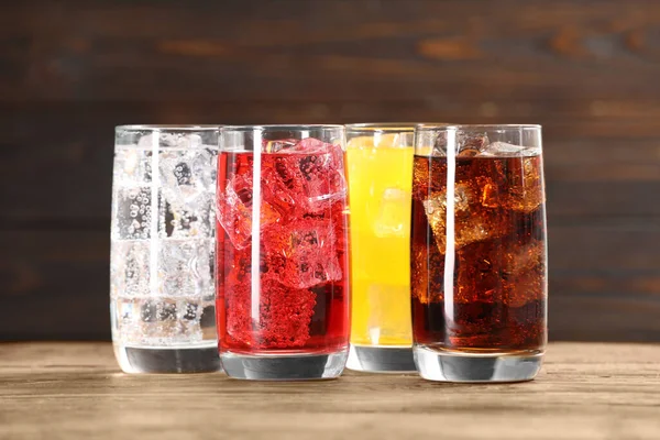 Bicchieri Diverse Bibite Rinfrescanti Con Cubetti Ghiaccio Sul Tavolo Legno — Foto Stock