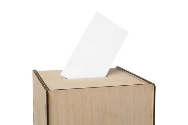 木製の投票箱白に隔離された投票 — ストック写真