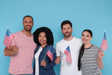 4 Temmuz - ABD 'nin Bağımsızlık Günü. Açık mavi arka planda Amerikan bayrakları olan mutlu arkadaşlar
