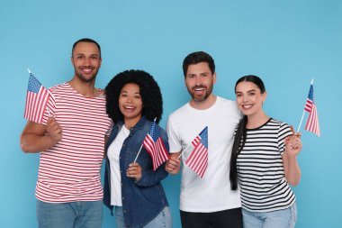4 Temmuz - ABD 'nin Bağımsızlık Günü. Açık mavi arka planda Amerikan bayrakları olan mutlu arkadaşlar