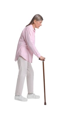 Beyaz arka planda bastonu olan yaşlı bir kadın.