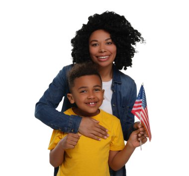 4 Temmuz - ABD 'nin Bağımsızlık Günü. Mutlu kadın ve beyaz arka planda Amerikan bayrağı olan oğlu.