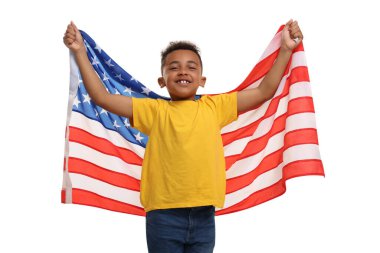 4 Temmuz - ABD 'nin Bağımsızlık Günü. Beyaz arka planda Amerikan bayrağı taşıyan mutlu çocuk