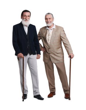 Beyaz arka planda bastonlu kıdemli adamlar.