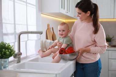 Annesi ve küçük tatlı bebeği mutfakta birlikte vakit geçiriyorlar.