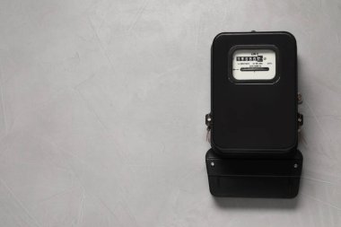 Açık gri duvardaki elektrik sayacı, metin için boşluk