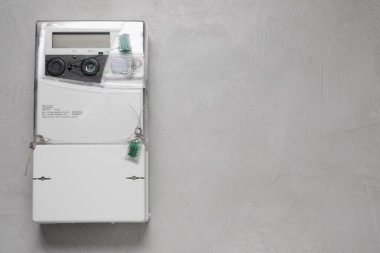 Açık gri duvardaki elektrik sayacı, metin için boşluk