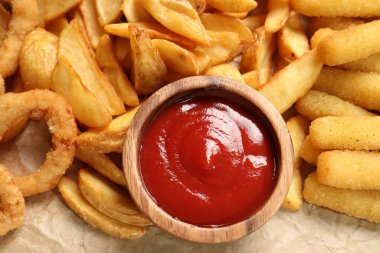 Farklı aperatifler ve lezzetli ketçaplar masada, düz yerde.