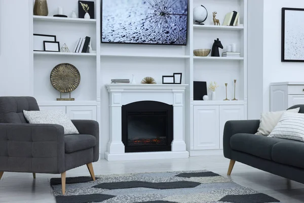 Stilvolles Zimmer Mit Schönem Kamin Und Komfortablen Möbeln Innenarchitektur — Stockfoto