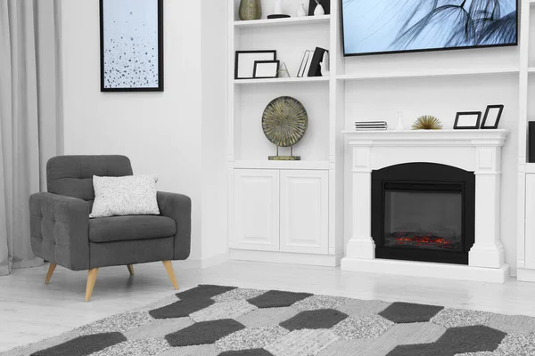 Stilvolles Zimmer Mit Schönem Kamin Und Bequemen Sessel Innenarchitektur — Stockfoto