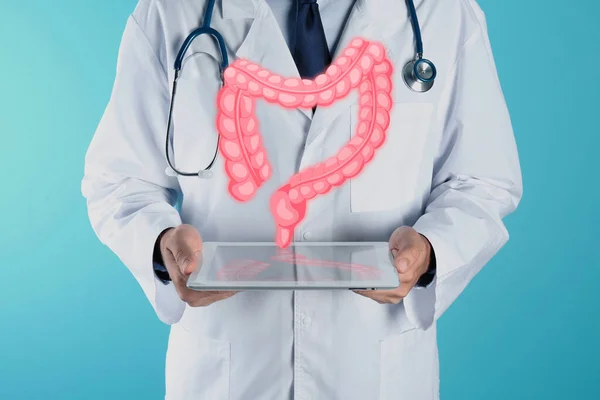 Gastroenterolog Açık Mavi Arkaplanda Tablet Bilgisayarı Tutuyor Yakın Plan Cihaz — Stok fotoğraf