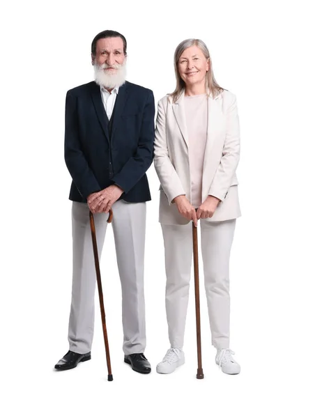白い背景に杖を持つシニア男性と女性 — ストック写真
