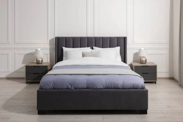 Comfortabel Bed Tussen Nachtkastjes Met Lampen Thuis Interieur Ontwerp — Stockfoto