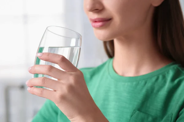 Υγιής Συνήθεια Γυναίκα Πίνοντας Φρέσκο Νερό Από Γυαλί Εσωτερικούς Χώρους — Φωτογραφία Αρχείου
