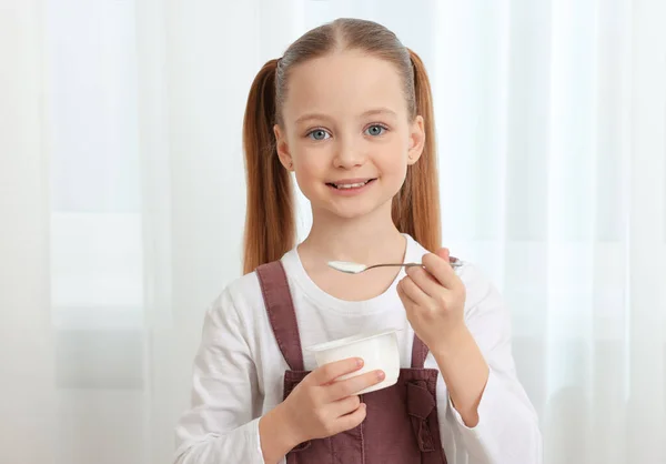Мила Маленька Дівчинка Смачним Йогуртом Приміщенні — стокове фото