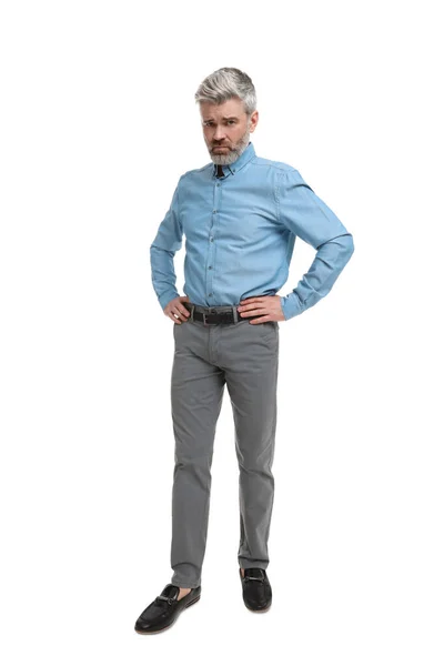 Beyaz Arka Planda Düşük Açı Görünümlü Şık Giyinen Olgun Adamı — Stok fotoğraf