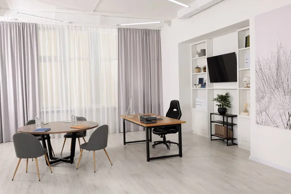 快適な家具やテレビゾーンを備えたスタイリッシュな監督の職場 インテリアデザイン — ストック写真