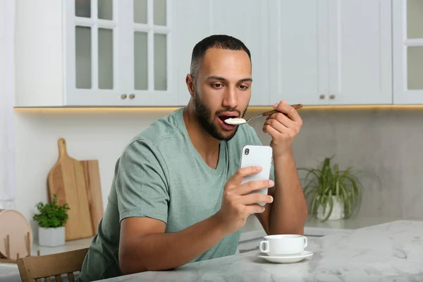 Junger Mann Mit Smartphone Beim Frühstück Tisch Aus Weißem Marmor — Stockfoto