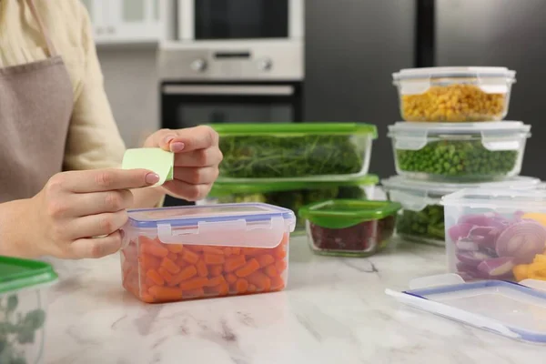 Variedad de comida para llevar en recipientes para microondas con verduras  en la mesa de la cocina, vista superior
