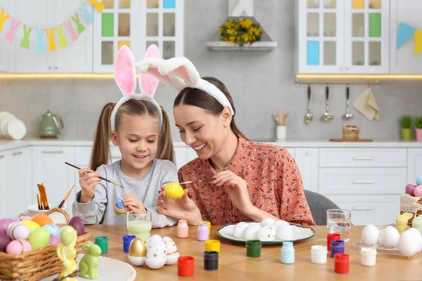 Mutter Und Ihre Süße Tochter Bemalen Ostereier Tisch Der Küche — Stockfoto