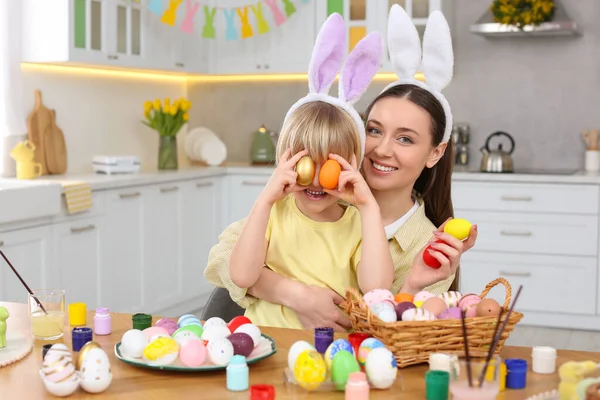 Matka Její Roztomilý Syn Zakrývá Oči Velikonočními Vejci Stolu Kuchyni — Stock fotografie