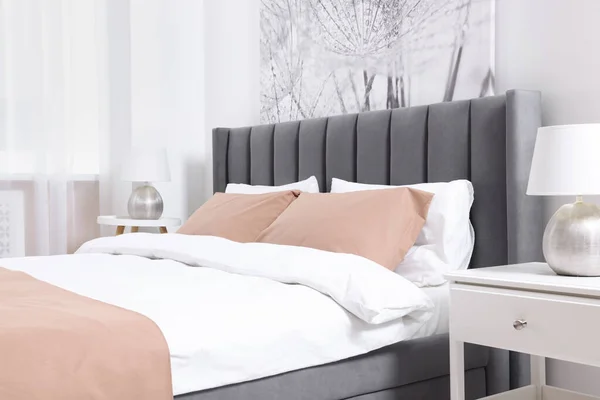 가벼운 침대와 침대와 램프를 놓는다 아름다운 — 스톡 사진