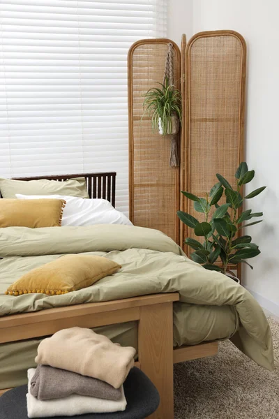 Удобная Кровать Красивые Зеленые Домашние Растения Спальне — стоковое фото
