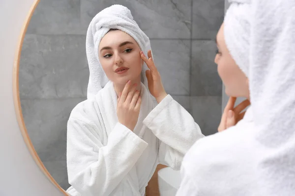 Bella Donna Vestita Bianco Guardando Nello Specchio Bagno — Foto Stock