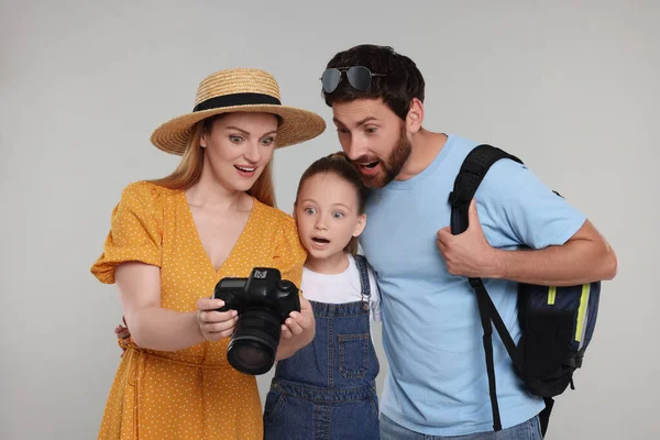 Família Surpreso Olhando Para Câmera Fundo Cinza Claro — Fotografia de Stock