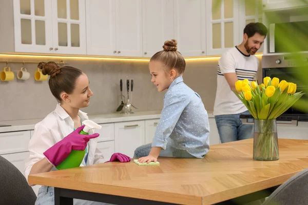 Frühjahrsputz Eltern Mit Tochter Räumen Gemeinsam Küche Auf — Stockfoto